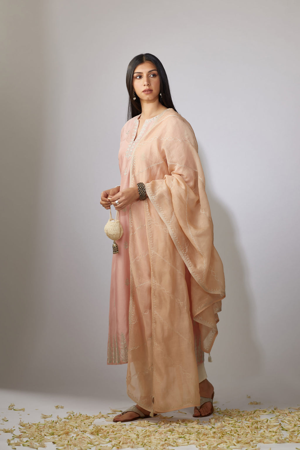 Pink kurta set with floral motifs with zari embroidery