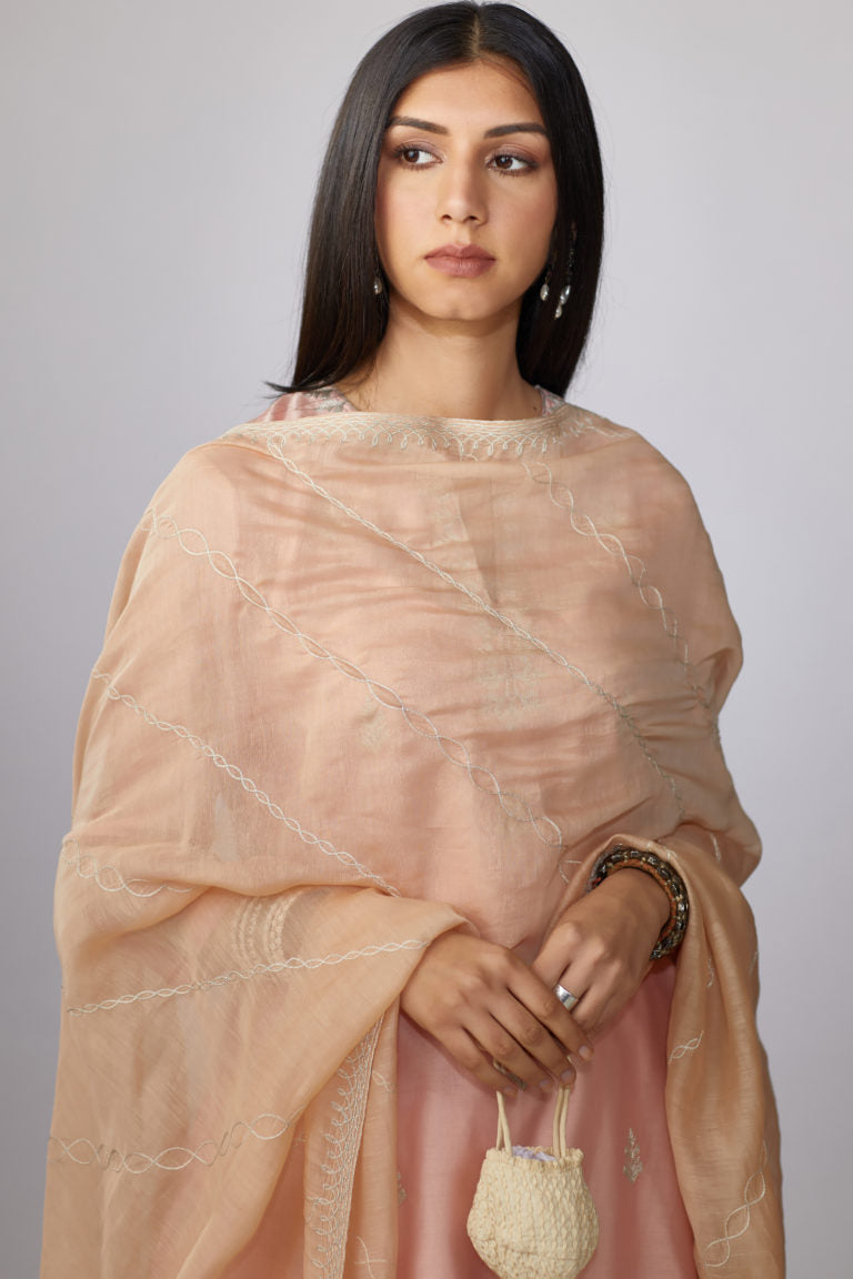 Pink kurta set with floral motifs with zari embroidery