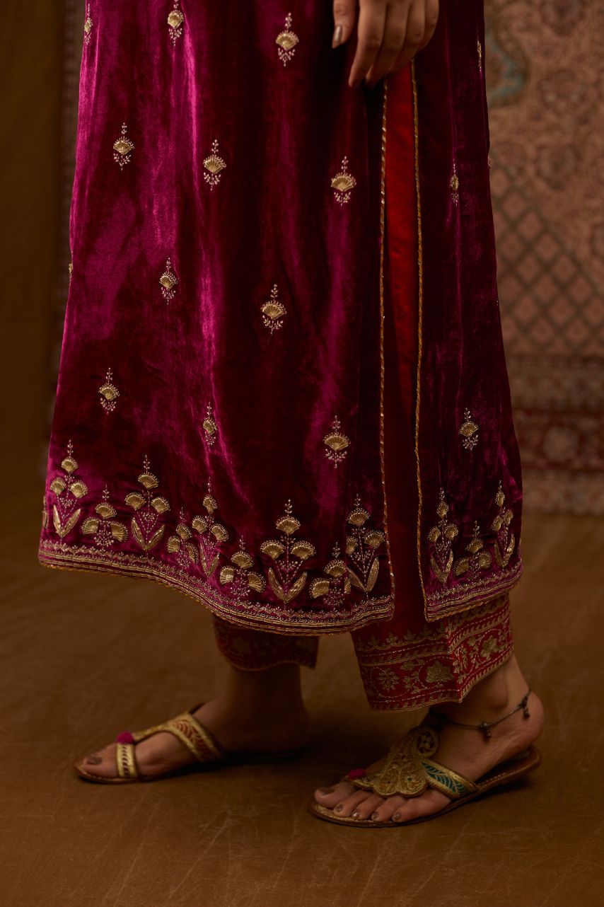 Silk velvet kurta set with round neck and all-over gota embroidery.