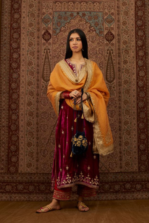 Silk velvet kurta set with round neck and all-over gota embroidery.