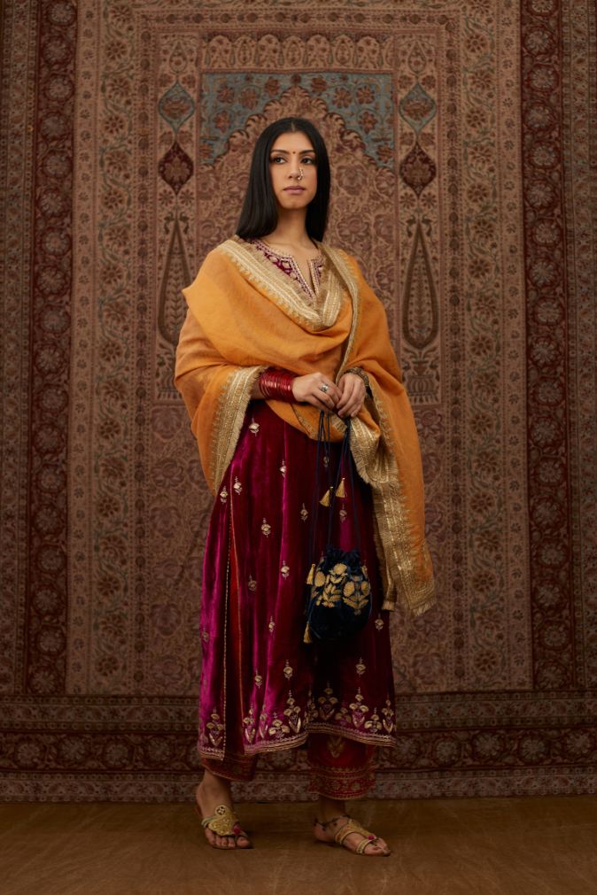 Silk velvet kurta set with round neck and all-over gota embroidery.