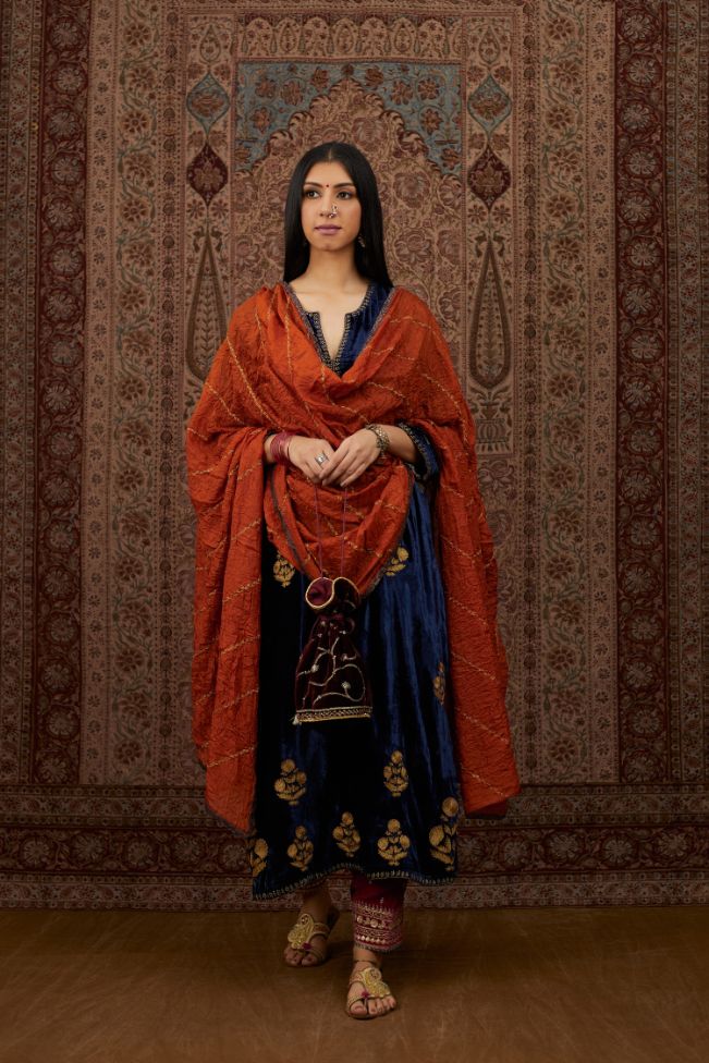 Light Silk dupatta with gold zari trellises running diagonally all over the dupatta (Dupatta)