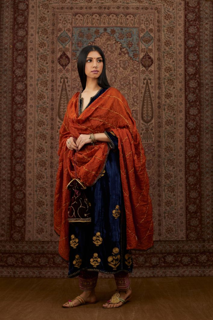 Light Silk dupatta with gold zari trellises running diagonally all over the dupatta (Dupatta)