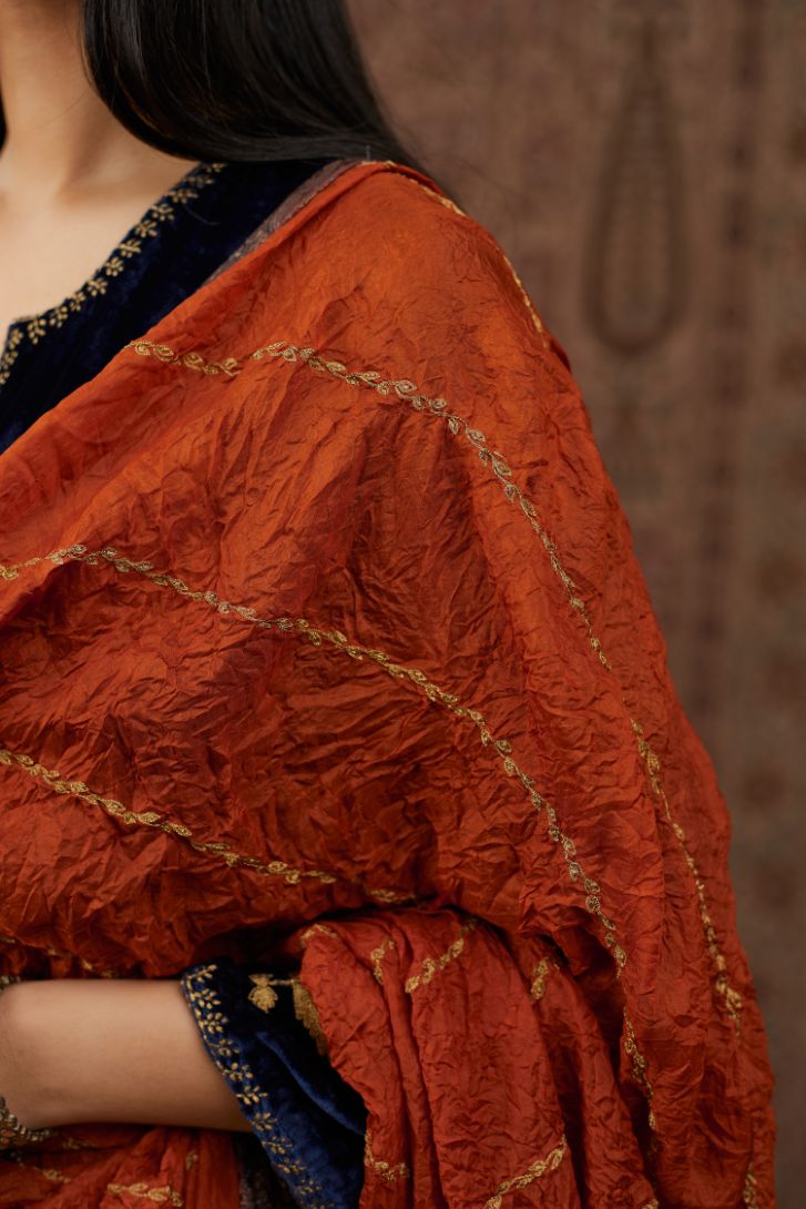 Light Silk dupatta with gold zari trellises running diagonally all over the dupatta (Dupatta)