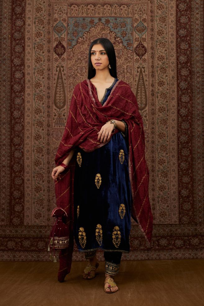 Light Silk dupatta with gold zari trellises running diagonally all over the dupatta (Dupatta)