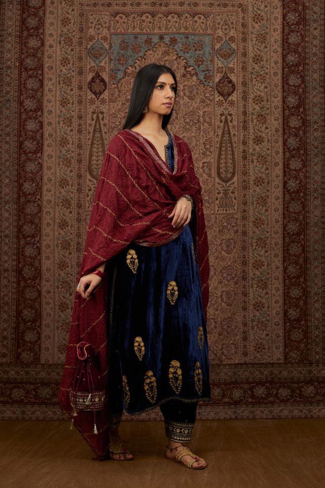 Light Silk dupatta with gold zari trellises running diagonally all over the dupatta (Dupatta)