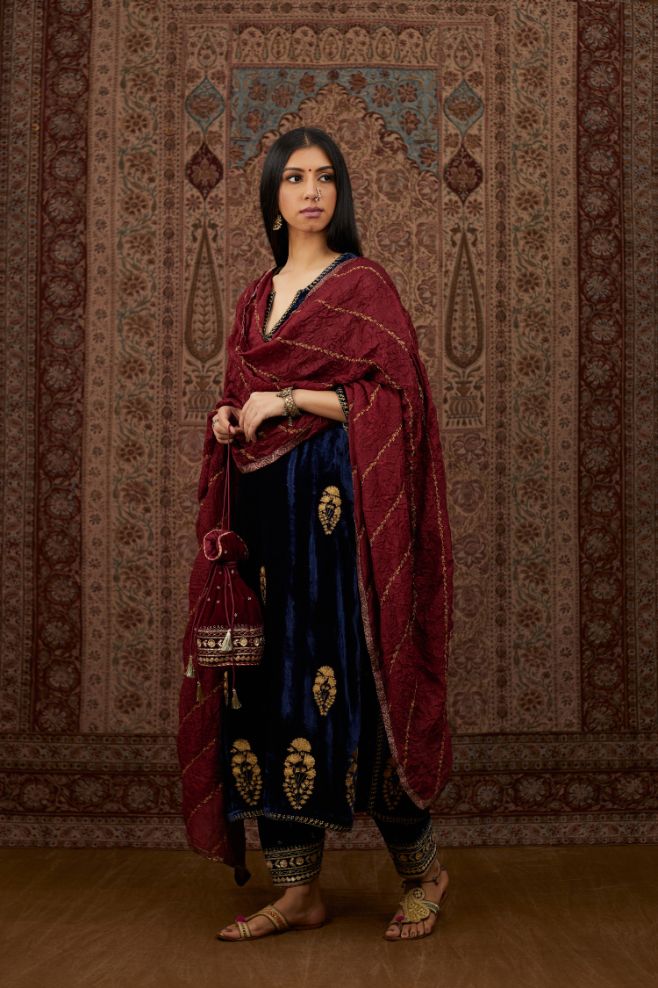 Light Silk dupatta with gold zari trellises running diagonally all over the dupatta (Dupatta)