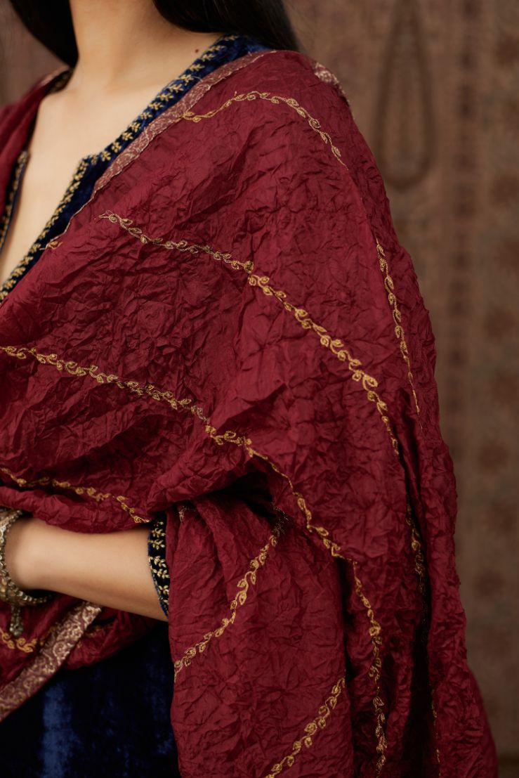 Light Silk dupatta with gold zari trellises running diagonally all over the dupatta (Dupatta)