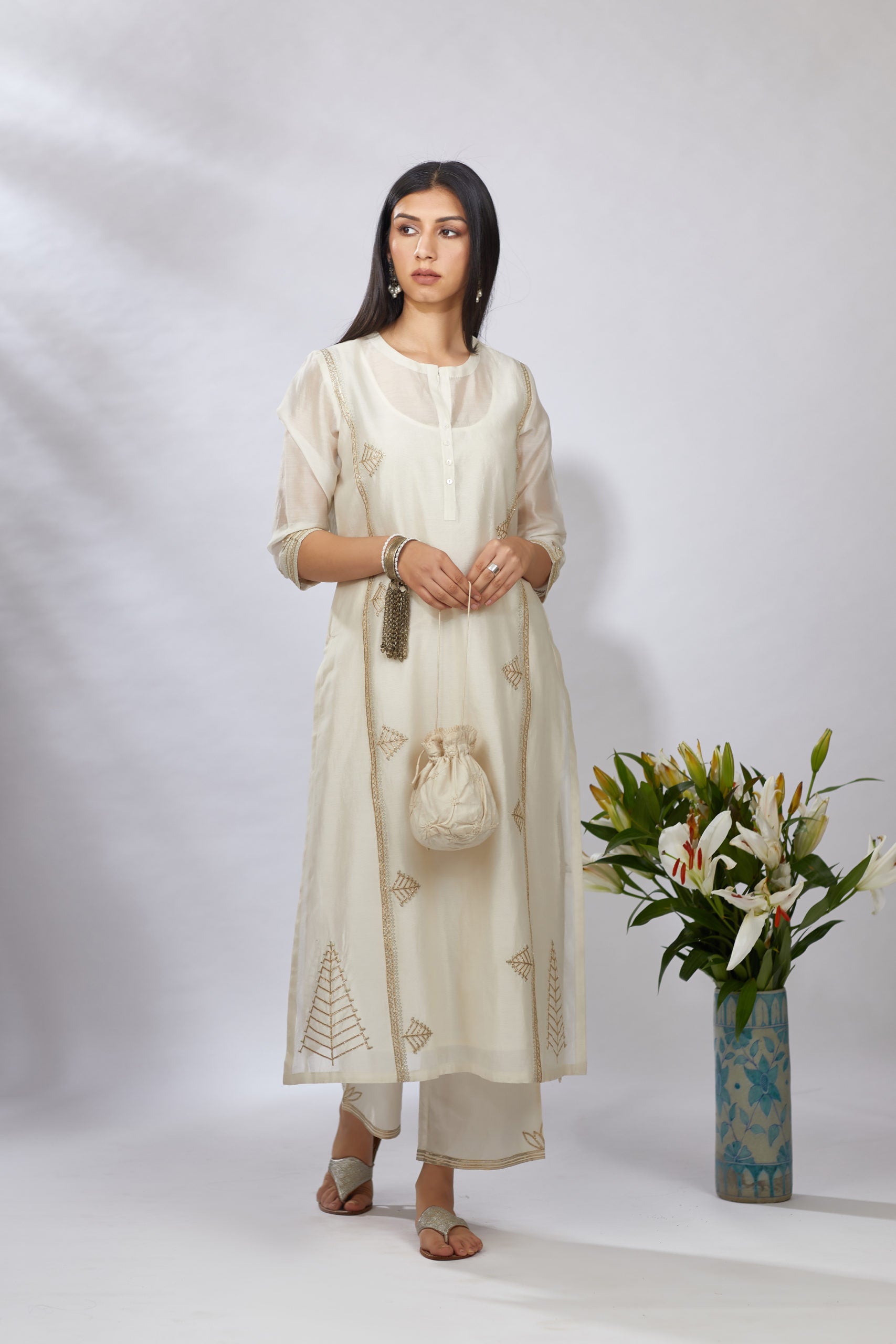 Off white straight kurta set detailed with gota and zari embroidery