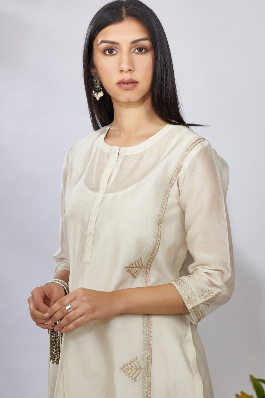 Off white straight kurta set detailed with gota and zari embroidery