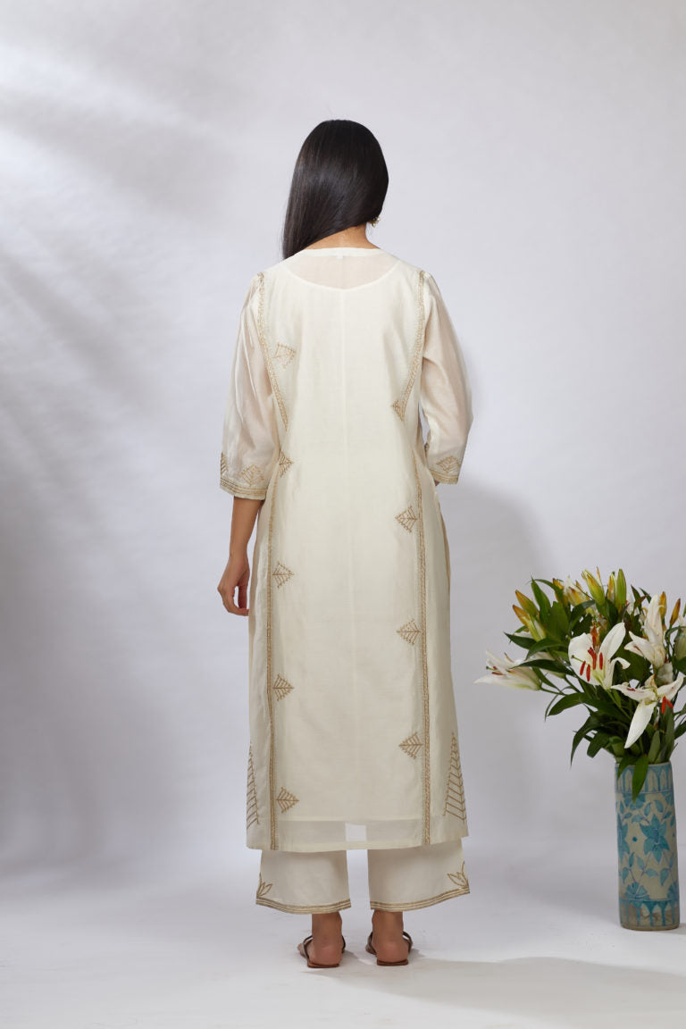 Off white straight kurta set detailed with gota and zari embroidery