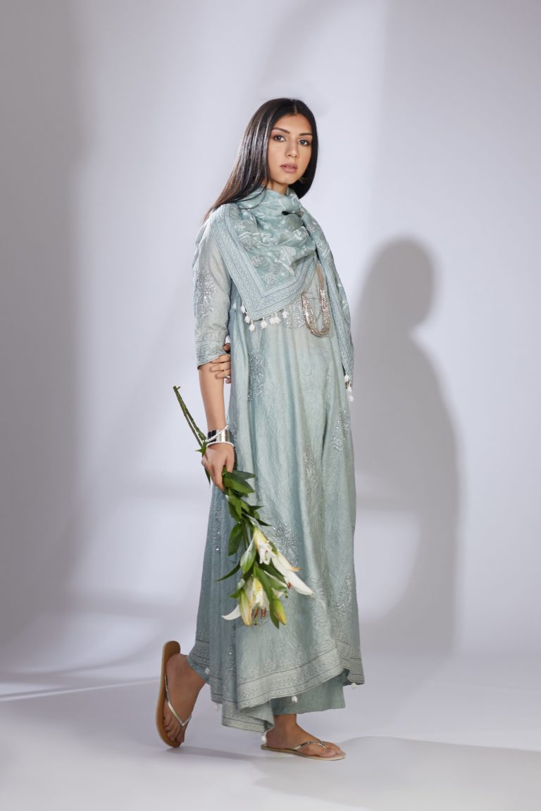 Sea blue hand crushed silk kurta set with asymmetric hem and quilted embroidery