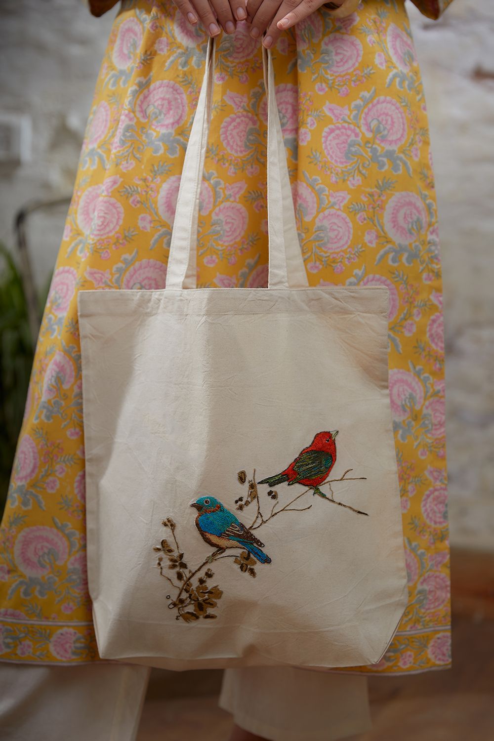 Ivory Canvas tote bag with embroidered 3D-Oriole pair