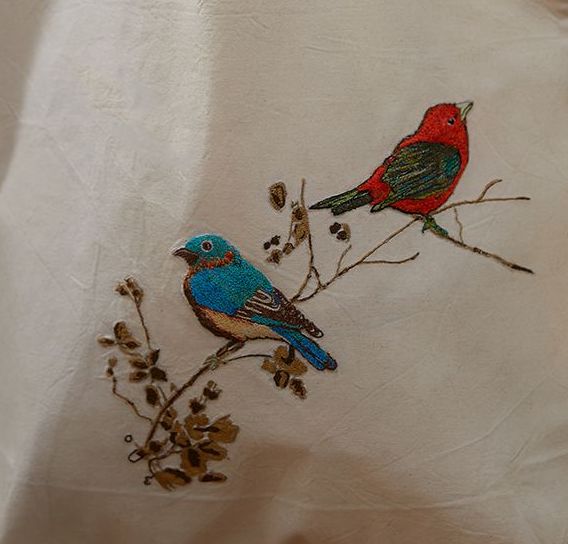 Ivory Canvas tote bag with embroidered 3D-Oriole pair