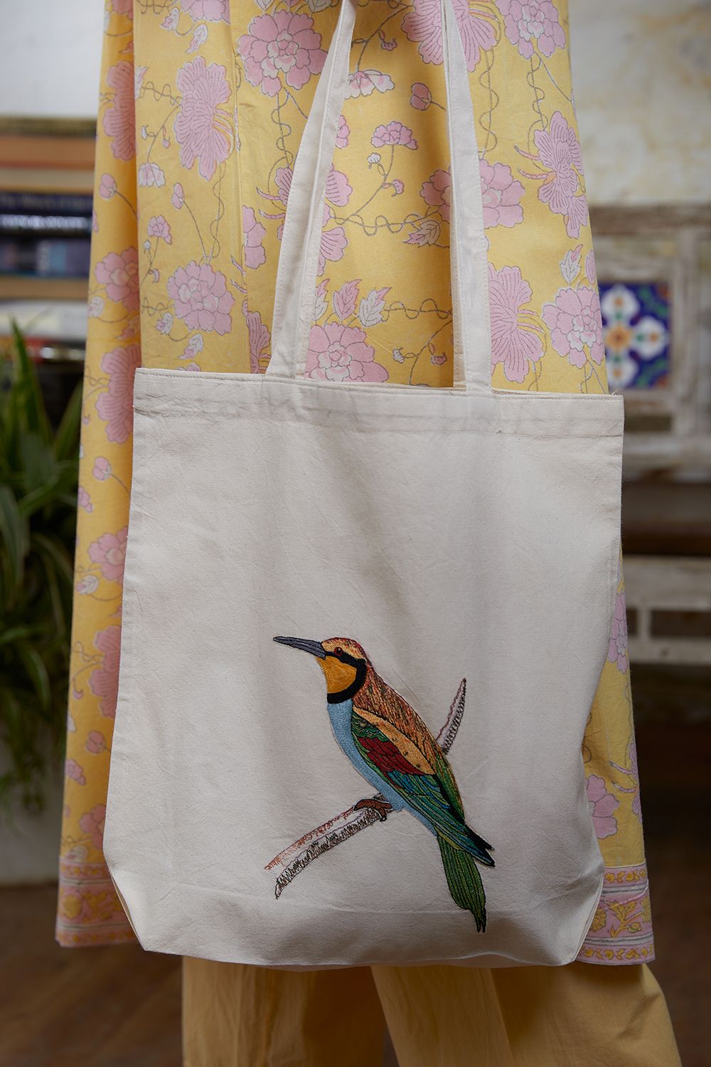 Embroidered 3D-Hummingbird ivory Canvas tote bag